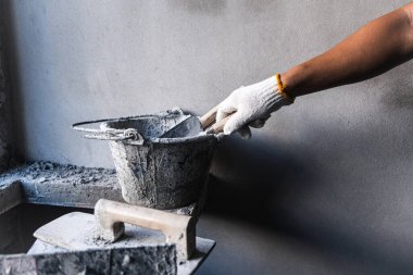 Kapalı alanda mala ile inşaat eylemi çalışma alanı aracı kullanım gri çevre yakın görüntüleme konsepti