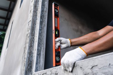 İnşaat işçisi duvar inşaatı alanı fotoğrafçılığı kentsel çevre yakın çekim hassasiyetini eylemde düzleştiriyor