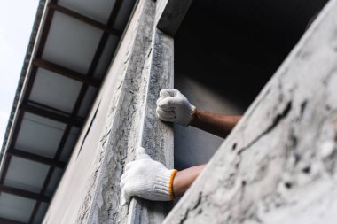 İnşaat işçisi beton çerçeve inşaat alanı fotoğrafçılığı kentsel çevre yakın çekim işçiliği ve işçiliği kaldırıyor