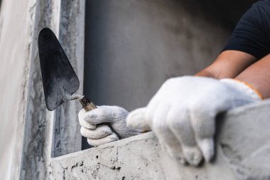 İnşaat işçisi beton inşaat sahası eylemi kentsel çevre yakın çekim işçiliği devam ediyor