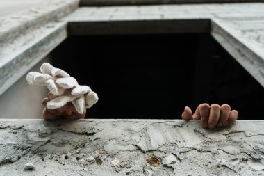 Kurtarma görevi. Pencere kenar mahallelerinden birinden yardım almak için uzanan bir el. Duygusal sahneyi yakın çekim olarak ayarlayan bir el.