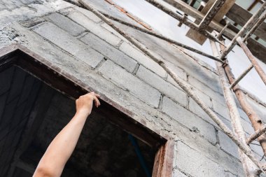 İnşaat ilerlemesi, inşaat sahasına çimento sürme, endüstriyel fotoğrafçılık, yakın çekim inşaat teknikleri.