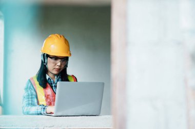 Şehir ortamında dizüstü bilgisayar kullanan inşaat işçisi profesyonel aktivite odaklı perspektif teknolojisi entegrasyonu