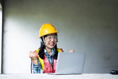 İnşaat başarısını kutlayan inşaat alanı dijital etkileşimi kapalı alan yakın çekim başarısı