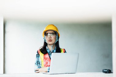 İnşaat güvenliği eğitim oturumu site imajı oluşturma içeride göz seviyesinde profesyonel gelişim