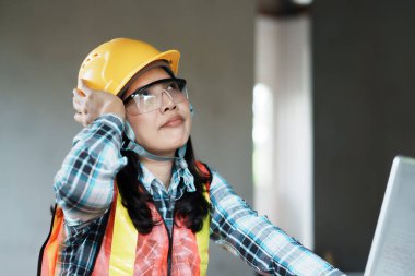 Stres sitesi portresi çeken inşaat işçisi kapalı alanda yakın çekim işyeri sorunları yaşıyor