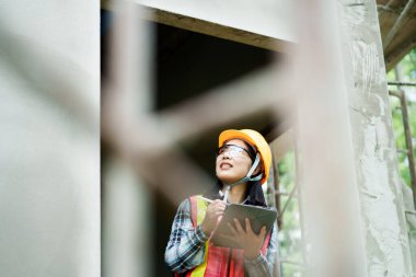 İnşaat işçisi inşaat sahasındaki proje ilerlemesini değerlendiriyor şehir çevresi profesyonel portresi iyimser bakış açısı