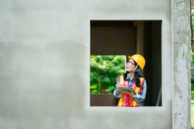 İnşaat sahası teftişi kentsel çevre profesyonel kadın geliştirme düşünceli perspektif güvenlik protokolleri