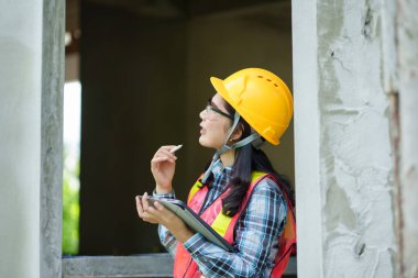 Kadın mühendis kentsel çevre tarafından inşaat sahası teftişi profesyonel fotoğraf endüstride güçlendirilmiş perspektif odaklı