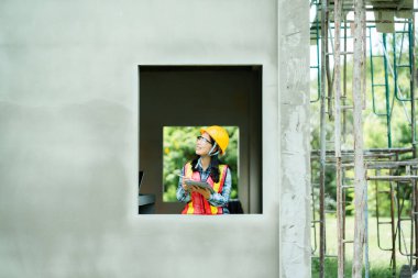 İnşaat işçisi inşaat alanındaki fotoğrafçılığı göz seviyesindeki profesyonel gelişimi değerlendiriyor