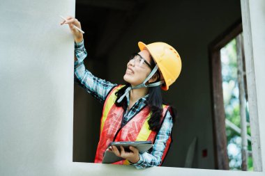 İnşaat işçisi kentsel alan portresini inceliyor. Kapalı alan güvenliği ve profesyonelliği ayarlıyor.