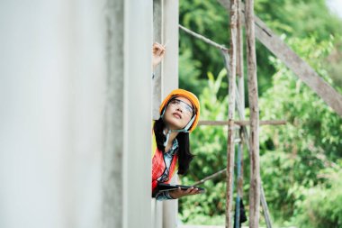 İnşaat işçisi bir inşaat alanı fotoğrafçılığını inceliyor yeşil çevre yakın çekim güvenlik ve hassasiyet