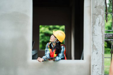 İnşaat işçisi inşaat alanındaki fotoğrafçılığı gözlemliyor. Düşük açılı profesyonel gelişim