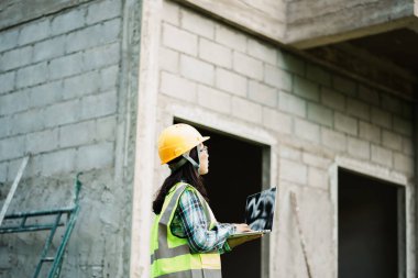 İnşaat işçisi Laptop kentsel inşaat projesini kullanıyor endüstriyel çevre görüşü yenilikçi bakış açısı