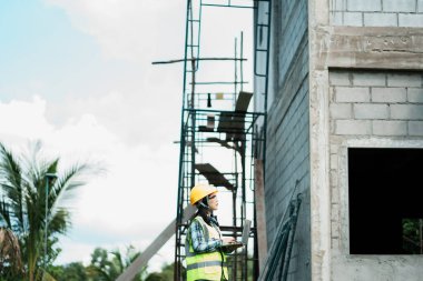 İnşaat işçisi kentsel alan fotoğrafçılığını inceliyor bulutlu gökyüzü manzaralı güvenlik ve ilerleme