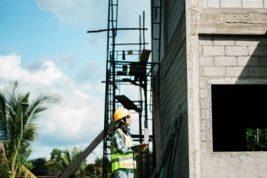 İnşaat işçisi kentsel alan fotoğrafçılığı endüstriyel çevre yan görünüş inşaatında ilerleme kaydediyor