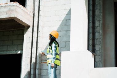 İnşaat işçisi kentsel alan fotoğrafçılığını inceliyor çevre manzaralı güvenlik farkındalığı yaratıyor