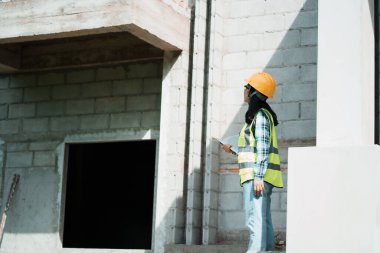 İnşaat işçisi inşaat alanı kentsel konumu fotoğrafçılık gündüz görüş açısı güvenliği ve uyumu inceliyor