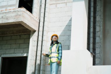 İnşaat işçisi izleme sahasının gelişimi kentsel konum profesyonel görüntü endüstriyel çevre yukarı görünüm güçlendirme kavramı