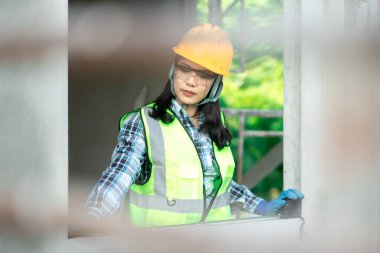 İnşaat işçisi kentsel alan fotoğrafçılığını inceliyor açık hava çevre yakın görüş güvenlik uygulamaları