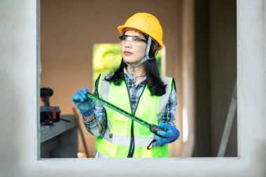 İç duvar boyutlarını ölçen inşaat işçisi inşaat alanı inşaatı profesyonel fotoğrafçılık parlak çevre yakın çekim kesinlik ölçümü