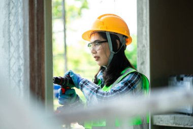 Bir iş sahasında inşaat işçisi sondajı kentsel çevre aksiyon fotoğrafçılığı bakış açısı endüstrisi kavramına odaklandı
