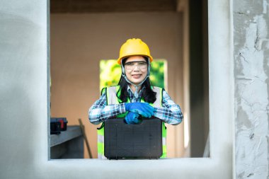 İnşaat işçisi inşaat alanında gülümsüyor kentsel çevre portresi gündüz profesyonel konsept
