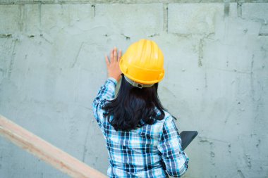 İnşaat işçisi duvar bütünlüğü inşaat alanı görüntüsü kentsel görünüm güvenlik farkındalığını değerlendiriyor