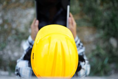 İnşaat işçisi şehir planlamacılığıyla ilgileniyor. Fotoğrafı tepeden tırnağa güvenlik ve hazırlık amaçlı olarak yerleştirmiş.