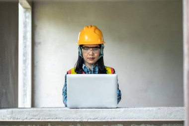 Şehir ortamında dizüstü bilgisayar kullanan inşaat işçisi profesyonel içerik odaklı bakış açısı sektörü görüşleri