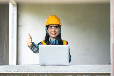 Şen şakrak kadın mühendis inşaat sahasında çalışıyor şehir çevresi profesyonel portre pozitif titreşimler