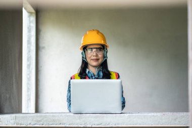 Şehir sitesinde dizüstü bilgisayar kullanan inşaat işçisi profesyonel görüntü modern çevre iş konseptini belirliyor