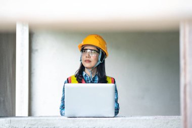 İnşaat alanı analizi kadın mühendis Laptop kentsel çevre profesyonel perspektif iş