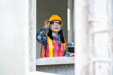 İş yerinde inşaat alanında çalışan kadın mühendis kentsel çevre profesyonel portre güçlendirme perspektifi