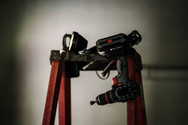 Ev geliştirme projesi, merdiven atölyesi fotoğrafçılığı, kapalı mekanda yakın çekim işçiliği, elektrikli aletler.