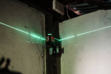 İnşaat atölyesi ölçüm cihazında hassas lazer seviyelendirme aracı kapalı-yakın görüş teknolojisi uygulaması