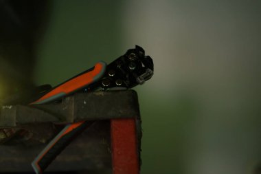 Mekanik araç hazırlama atölyesi görüntüsü yakın çekim endüstriyel verimliliği loş