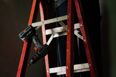 Ev yenileme işlemi diy projesi merdiveni kapalı alanda araç ile sondaj ve ekipman yakın görüntü ayarlama