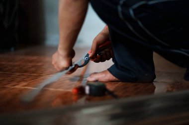 Döşeme kiremitlerinin kesilmesi ev yenileme projesi iç mekan yakından bakış açısı ve beceri