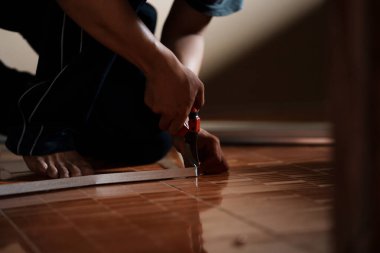 Konforlu bir odada yeni döşeme kurulumu için ev yenileme projesi. Yakın görünüm dönüşümlü ev ortamı