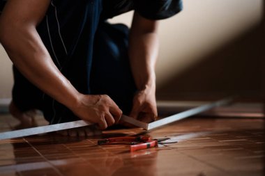 Ev yenileme işlemi ev içi proje atölyesi kurulumu beceri geliştirme için yakın plan işçilik konsepti