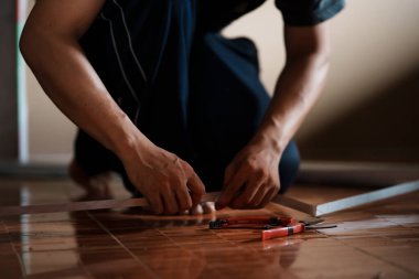 Ev yenileme projesi kapalı alanda ahşap işçiliği görsel rehber modern çevre yakın çekim işçiliği yaklaşımı