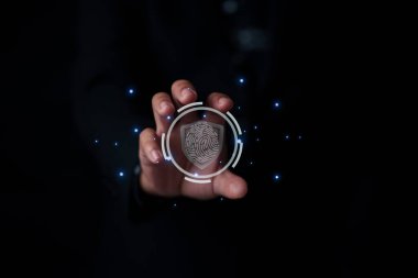 Karanlık çevre dijital teknoloji fütüristik kavramında güvenlik önlemleri tarandı