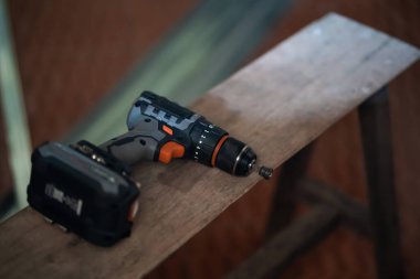 Atölye aracı fotoğrafçılığında kullanılan elektrikli matkap. İç mekan yakın çekim ev iyileştirme kavramı