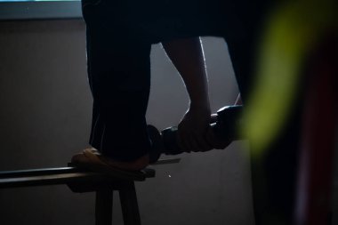 Atölyede yetenekli bir işçinin çalışma gücü. Yakın çekim endüstrisi. Tekniğe odaklan.