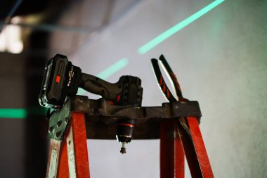 Aksiyon lazer seviyesinde inşa araçları kapalı kapılar içinde yenileme modern çalışma alanı