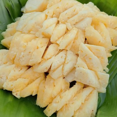 Ananas dilimi ve bir muz yaprağına yerleştirilmiş..