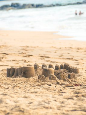 Kumsaldaki küçük kumdan kaleler 