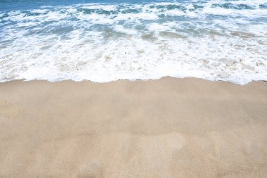 Kumsal ve denizin yumuşak mavi dalgaları