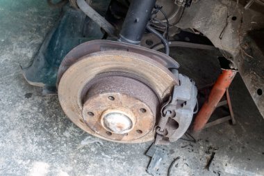 Araba ön frenlerini kontrol edin ve muhafaza edin.